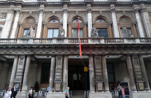 英國(guó)美術(shù)生留學(xué)，你知道哪些院校？   英國(guó)作為一個(gè)有著豐富的歷史文化資源的西方國(guó)家，其藝術(shù)氣氛十分濃厚。并且，英國(guó)有多所優(yōu)秀的藝術(shù)院校，提供多種類型的藝術(shù)與設(shè)計(jì)課程，是藝術(shù)留學(xué)很好的選擇。那么，英國(guó)美術(shù)生留學(xué)可以選擇哪些院校呢？下面是美行思遠(yuǎn)小編為大家推薦的幾所相關(guān)院校，如果你感興趣的話，那就一起來了解一下吧！  英國(guó)美術(shù)生留學(xué)院校推薦： 1.英國(guó)皇家美術(shù)學(xué)院 英國(guó)皇家美術(shù)學(xué)院舉世聞名，不僅歷史悠久而且人才輩出，為培育世界繪畫、雕刻、建筑藝術(shù)英才做出了巨大貢獻(xiàn)。該學(xué)院坐落在倫敦市中心，自從 1768 年成立以來迄今已有 237 年，是世界上學(xué)習(xí)Fine Arts領(lǐng)域最好的美術(shù)研究院。 該研究院每年舉行優(yōu)秀學(xué)員及藝術(shù)家作品展，也吸引了國(guó)內(nèi)外藝術(shù)愛好者的矚目。在貝維克斯國(guó)際共同社權(quán)威發(fā)布BAI世界美院排名中，排名第一位，世界十大美術(shù)學(xué)院之一。  2.格拉斯哥美術(shù)學(xué)院 格拉斯哥美術(shù)學(xué)院建于1845年，坐落于英國(guó)的建筑與設(shè)計(jì)之城——格拉斯哥市中心。格拉斯哥美術(shù)學(xué)院本身作為一件極負(fù)盛名的建筑藝術(shù)品，身處格拉斯哥文化活力的中心，從而匯聚了國(guó)際性的藝術(shù)創(chuàng)意群體。 學(xué)院作為一所專業(yè)的藝術(shù)院校，學(xué)科設(shè)置全面，涵蓋了從本科預(yù)科直至博士的所有學(xué)位課程，并且所有學(xué)位均由全球排名前一百的格拉斯哥大學(xué)頒發(fā)。學(xué)院為每個(gè)學(xué)科都配備了相應(yīng)的學(xué)術(shù)實(shí)驗(yàn)室，且每年都會(huì)邀請(qǐng)行業(yè)內(nèi)的藝術(shù)家進(jìn)行客座教學(xué)，從而保證學(xué)生通過藝術(shù)實(shí)踐緊跟當(dāng)代藝術(shù)潮流，保持學(xué)院的創(chuàng)意領(lǐng)先地位。  3.創(chuàng)意藝術(shù)大學(xué) 英國(guó)創(chuàng)意藝術(shù)大學(xué)，其建立已有150多年歷史，起源于1866年，是英國(guó)最著名的公立藝術(shù)高校之一，全英國(guó)頂尖的藝術(shù)院校。該校是英國(guó)排名第一的創(chuàng)意與藝術(shù)類大學(xué)(Complete University Guide)，在2018年英國(guó)《衛(wèi)報(bào)》大學(xué)排名全英Top21。其服裝(Fashion)，建筑(Architecture)，動(dòng)畫(Animation)，紡織(Textiles)，攝影(Photography)專業(yè)在英國(guó)享有盛名，曾培養(yǎng)出眾多著名的設(shè)計(jì)師。時(shí)裝設(shè)計(jì)專業(yè)一年一度舉辦的畢業(yè)生時(shí)裝秀（倫敦時(shí)裝周畢業(yè)生時(shí)裝秀）一直是英國(guó)時(shí)尚界關(guān)注的焦點(diǎn)。  4.伯恩茅斯藝術(shù)大學(xué) 伯恩茅斯藝術(shù)大學(xué)是2014年英國(guó)衛(wèi)報(bào)排名第一的美術(shù)綜合性大學(xué)。它建于1883年，前身為伯恩茅斯和普爾藝術(shù)設(shè)計(jì)學(xué)院（Bournemouth and Poole College of Art and Design），因其優(yōu)質(zhì)的教學(xué)享有國(guó)際盛譽(yù)，并屢獲殊殊榮。伯恩茅斯藝術(shù)大學(xué)是英國(guó)重要的專業(yè)大學(xué)學(xué)院之一，開設(shè)藝術(shù)、設(shè)計(jì)和媒體課程。  5.愛丁堡藝術(shù)學(xué)院 愛丁堡藝術(shù)學(xué)院是歐洲最大、建校歷史最長(zhǎng)的藝術(shù)學(xué)院之一，其歷史可以追溯到1760年的愛丁堡美術(shù)學(xué)院。2011年8月1日，愛丁堡藝術(shù)學(xué)院與愛丁堡大學(xué)正式合并，并保留原名愛丁堡藝術(shù)學(xué)院，隸屬于人文社會(huì)科學(xué)學(xué)院。 愛丁堡藝術(shù)學(xué)院是一所位于蘇格蘭愛丁堡的藝術(shù)、設(shè)計(jì)、創(chuàng)意及表演藝術(shù)院校，為愛丁堡大學(xué)超過2000名學(xué)生提供藝術(shù)與設(shè)計(jì)、建筑、藝術(shù)史和音樂學(xué)等高等教育。愛丁堡藝術(shù)學(xué)院擁有大約200名教職研究人員，是歐洲最頂尖的藝術(shù)院校之一，享有國(guó)際級(jí)盛譽(yù)。它的宗旨是通過創(chuàng)意實(shí)踐的學(xué)術(shù)研究、學(xué)習(xí)、教學(xué)和教育來促進(jìn)批判性探討。  上述院校時(shí)美行思遠(yuǎn)小編為大家推薦的英國(guó)美術(shù)生留學(xué)院校。如果你想申請(qǐng)英國(guó)的美術(shù)學(xué)院，可以參考上述院校來選擇。大家關(guān)注美行思遠(yuǎn)藝術(shù)留學(xué)網(wǎng)，了解更多藝術(shù)留學(xué)的相關(guān)資訊。
