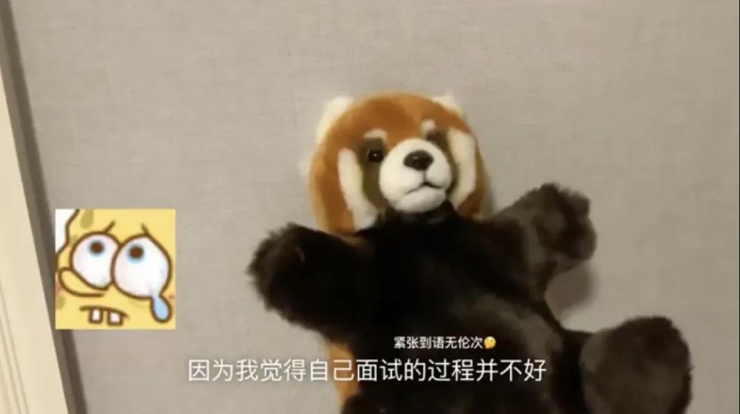 倫藝是眾多藝術(shù)留學(xué)學(xué)子的夢校，如拿到了該校的入場券，相信絕大多數(shù)同學(xué)會毫不猶豫地奔赴這所頂級藝術(shù)教育殿堂。  然而本期分享的明星學(xué)員晴同學(xué)在拿到倫藝offer后，卻選擇了口碑不錯的金斯頓大學(xué)！這是因為倫藝不夠好？還是因為金斯頓大學(xué)口碑太好？亦或是另有隱情·····  閑話不多說，這就進入有著有趣靈魂，且不愿意露面的晴同學(xué)分享的作品集制作心路歷程吧！