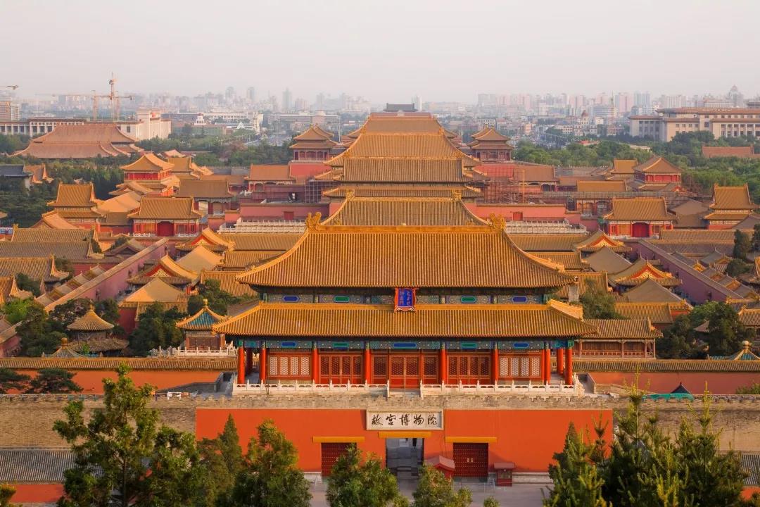 時(shí)隔三年，再次踏上國土的孟晚舟，那一襲“中國紅”裙裝盡顯大氣知性