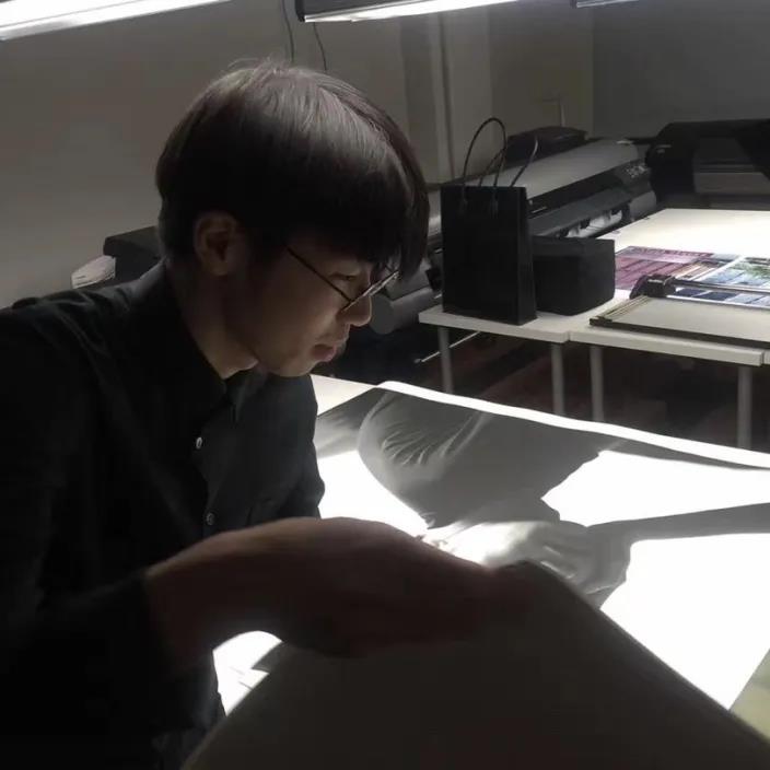 想申請皇藝的，要抓緊時間了！    11月1日，千呼萬喚的皇藝DDL終于來了！  ??Deadline預(yù)警！    具體時間安排如下：  2022FALL  申請?zhí)峤坏慕刂箷r間為：  2021年12月1日（周三）     發(fā)放錄取結(jié)果時間為：  2022年1月19日（周三）     offer接受截止時間為：  2022年2月9日（周三）    圖片   言外之意就是：皇家藝術(shù)學(xué)院今年只放一批申請，12.1為截止申請日。    目前官網(wǎng)只公布了一個批次的申請截止時間，由于去年因疫情選擇延期的學(xué)生數(shù)量較多，因此目前不排除今年只有一輪申請的可能。    而且皇藝的錄取模式?jīng)Q定第一批申請最優(yōu)，第一批次錄取成功率較之后申請批次的成功率一定是更高的。所以不管它有沒有第二輪的申請，同學(xué)們沖啊~一定要把握住機會！    你已經(jīng)沒時間震驚、糾結(jié)、痛苦了，畢竟時間對于所有人而言都是公平的。    圖片    皇藝申請注意事項    皇藝每個專業(yè)在申請要求上會有細微差別，所以，一定要去官網(wǎng)上仔細閱讀。小美根據(jù)往年經(jīng)驗來看，需要準(zhǔn)備的申請資料主要為以下：  準(zhǔn)備資料：  1.學(xué)位證書或在讀證明、成績單或均分證明  2.推薦信（學(xué)校抬頭信紙、推薦人簽字/上傳推薦信pdf文檔）  3.動機信/個人陳述（300字左右/英文版）  4.作品集（體現(xiàn)作品的學(xué)術(shù)方向、創(chuàng)作含義、藝術(shù)或社會價值等）  5.創(chuàng)作旅程視頻（2分鐘小視頻）  圖片 圖片   其中需要注意的是小視頻的拍攝，皇藝要求大家在提交作品集時一并提交自己的視頻內(nèi)容，不同專業(yè)有不同的要求。從某種意義上來說，視頻拍攝的好壞很大程度上決定了你能否拿到皇藝offer！    圖片   經(jīng)歷了這么多的藝術(shù)留學(xué)生可能有些懵了，這個2分鐘視頻到底是什么？又應(yīng)該怎么做呢？    畢竟皇藝是太多人的申請目標(biāo)。11月13日，美行思遠攝影專業(yè)導(dǎo)師楊老師——皇藝offer收割大戶，他將帶大家全面梳理一下皇藝視頻的操作，助你成功拿到入學(xué)offer！    圖片     跟著皇藝導(dǎo)師制作出  讓皇藝一眼心動的視頻    “皇藝offer收割大戶”  圖片   英國皇家藝術(shù)學(xué)院攝影（碩士）  北京電影學(xué)院攝影（本科）    獲獎經(jīng)歷  2020 Dior攝影與視覺藝術(shù)青年藝術(shù)家獎；  2021 foam talent獎；  PHmuseum 2020攝影新世代提名；  Lens culture 2019 Emerging talent獎等。    教學(xué)成果  成功幫助眾多學(xué)員申請到皇家藝術(shù)學(xué)院、愛丁堡大學(xué)、倫敦傳媒學(xué)院、金斯頓大學(xué)、威斯敏斯特大學(xué)、帕森斯設(shè)計學(xué)院、紐約視覺藝術(shù)學(xué)院、普瑞特藝術(shù)學(xué)院、羅德島設(shè)計學(xué)院、加州藝術(shù)學(xué)院等。    教學(xué)點評  在日常的教學(xué)中，楊老師非常重視學(xué)生自己想法的引入及發(fā)展探索，他善于針對不同的學(xué)生來進行個性化指導(dǎo)。他認為，攝影創(chuàng)作本身是跨學(xué)科并且重實踐與理論并行，對于零基礎(chǔ)的學(xué)生需要進行扎實的基礎(chǔ)教學(xué)，而對于有一定基礎(chǔ)的學(xué)生則需要對其進行想法的引導(dǎo)與呈現(xiàn)。    圖片 圖片 圖片     數(shù)媒、攝影、視覺、服務(wù)…楊老師帶出過無數(shù)優(yōu)秀的皇藝作品集項目，含金量滿滿！    也想被楊老師指導(dǎo)，直錄神殿皇藝嗎？馬上動動你的手指來點擊下方二維碼來報名吧~    圖片   讓皇藝一眼心動的視頻，你拍了嗎？  速來讓楊老師拉近你與皇藝的距離！