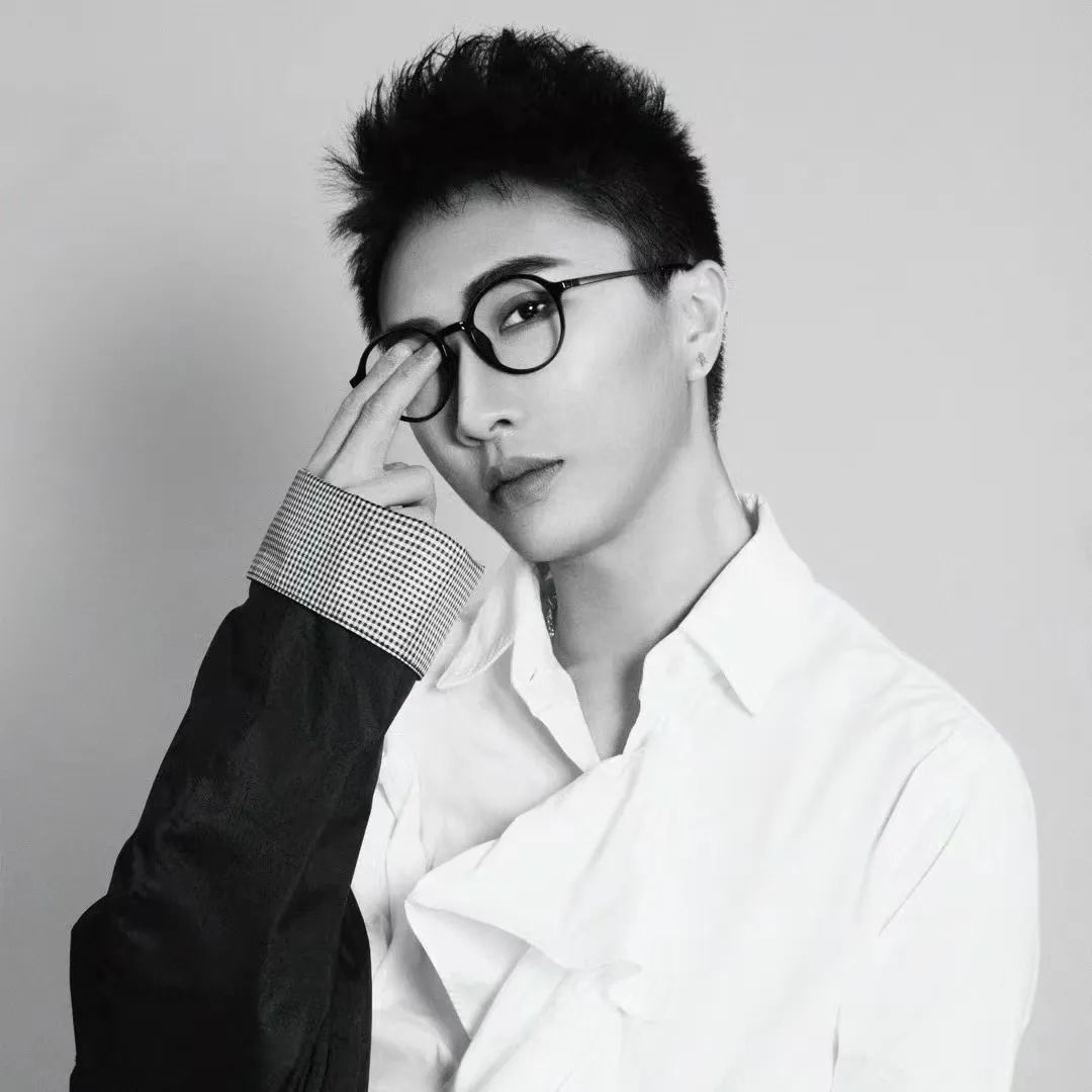 她憑借“社恐”作品集，斬獲帕森斯、普瑞特?cái)z影offer+79萬獎(jiǎng)學(xué)金！