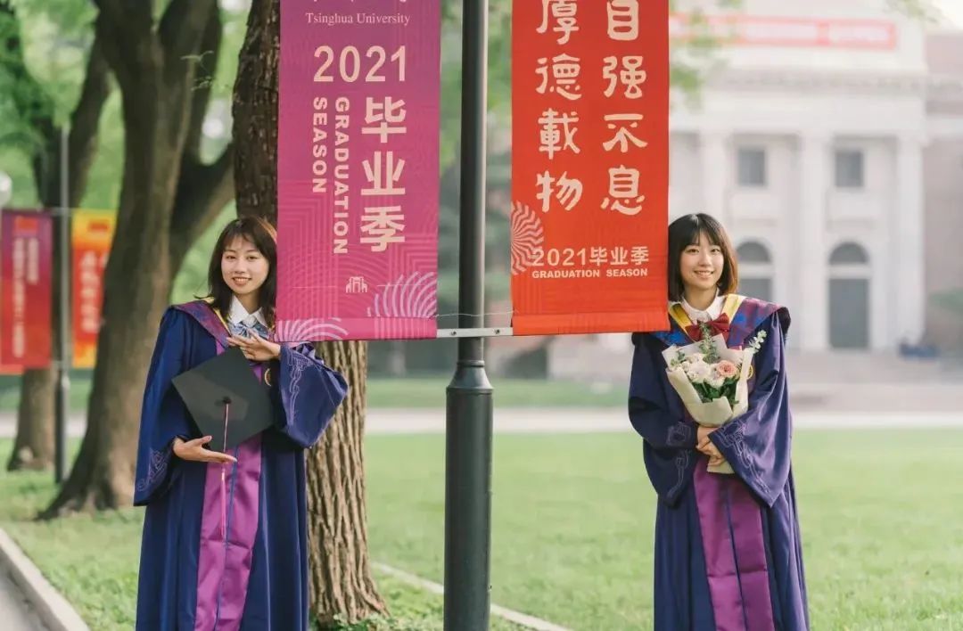 國內美院學士服火出圈！月薪90k的服裝設計師成“香餑餑”！