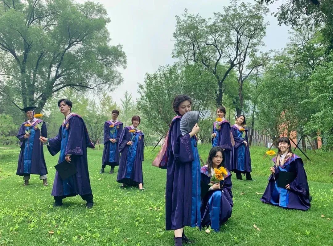 國內美院學士服火出圈！月薪90k的服裝設計師成“香餑餑”！