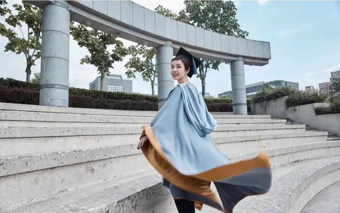 國內美院學士服火出圈！月薪90k的服裝設計師成“香餑餑”！