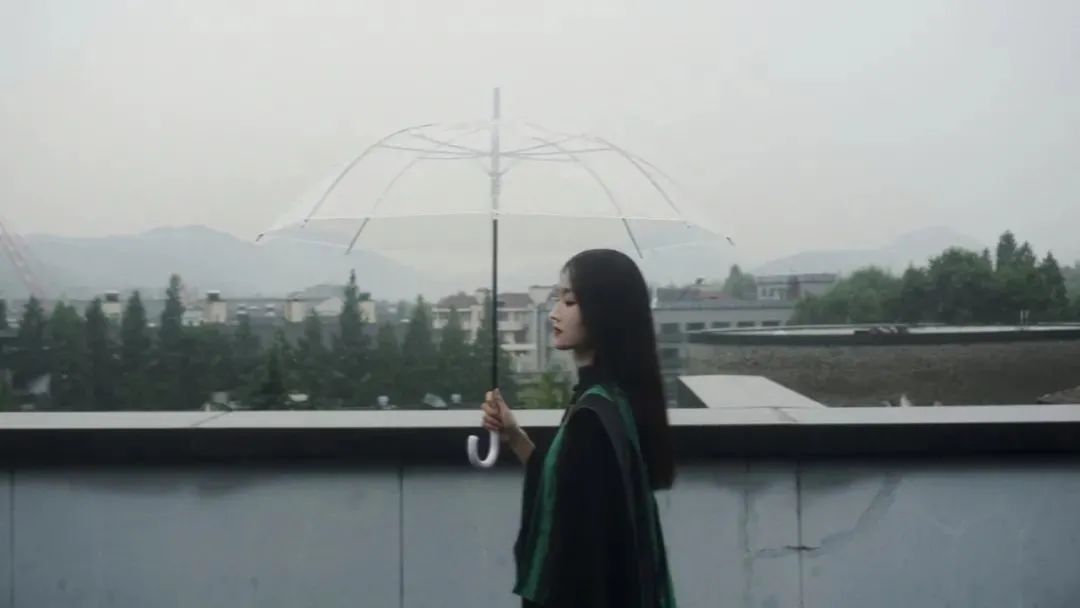 國內美院學士服火出圈！月薪90k的服裝設計師成“香餑餑”！