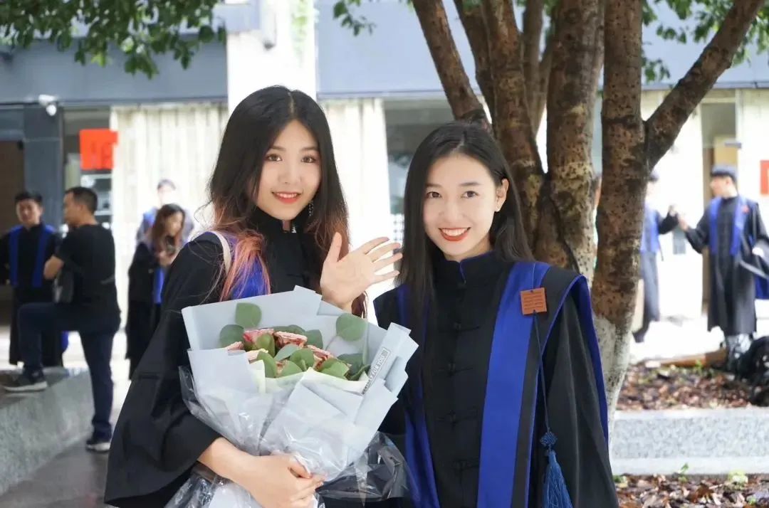 國內美院學士服火出圈！月薪90k的服裝設計師成“香餑餑”！