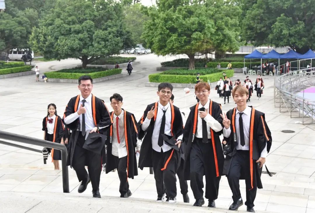 國內美院學士服火出圈！月薪90k的服裝設計師成“香餑餑”！