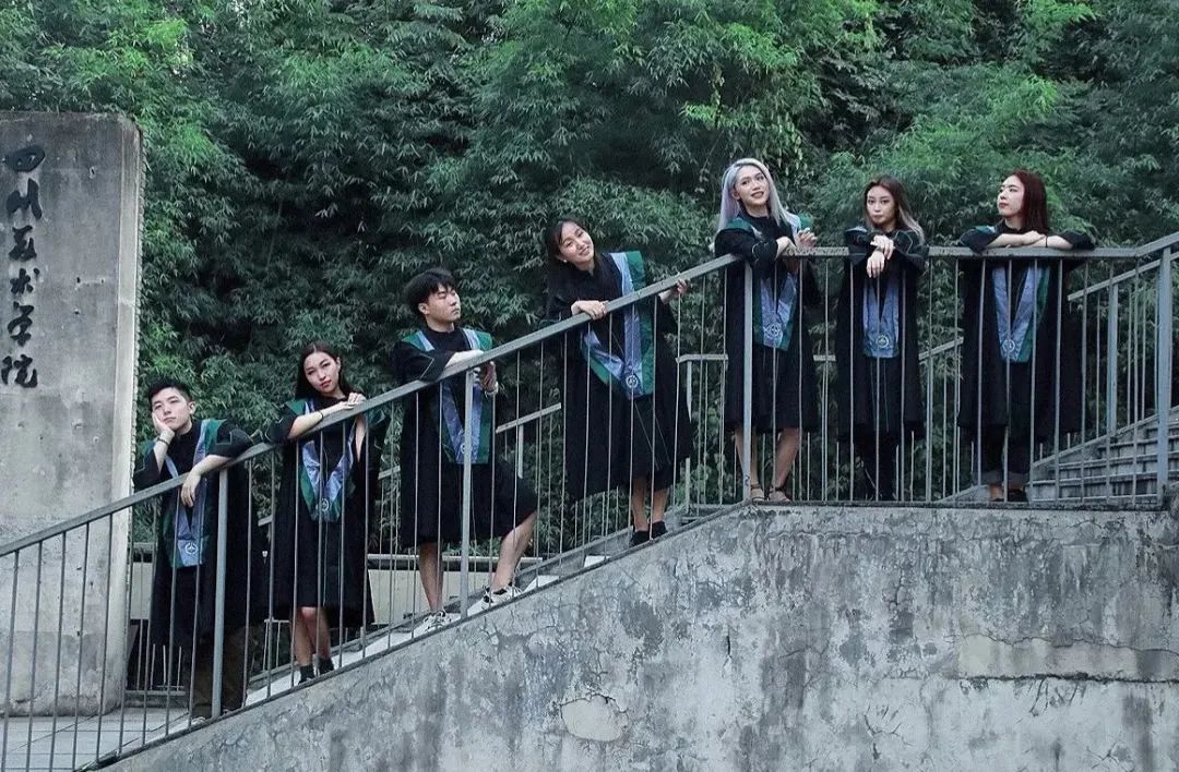 國內美院學士服火出圈！月薪90k的服裝設計師成“香餑餑”！