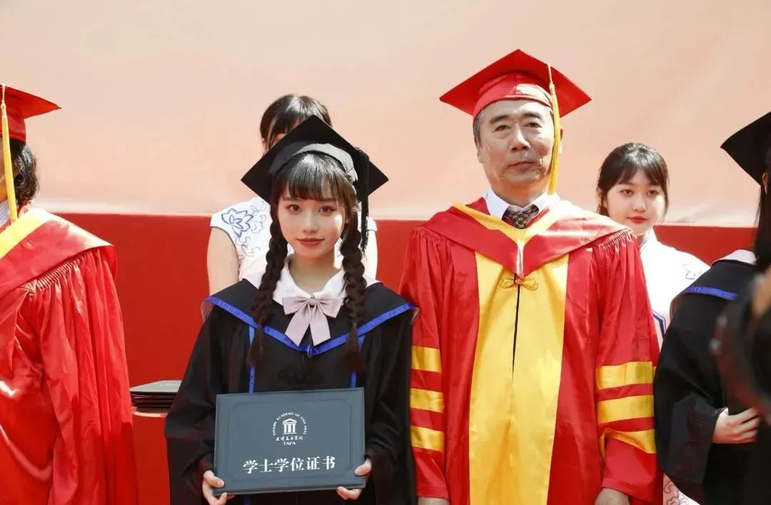 國內美院學士服火出圈！月薪90k的服裝設計師成“香餑餑”！