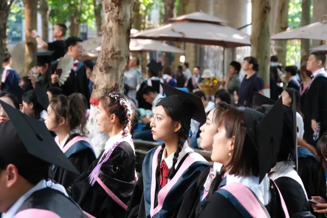 國內美院學士服火出圈！月薪90k的服裝設計師成“香餑餑”！