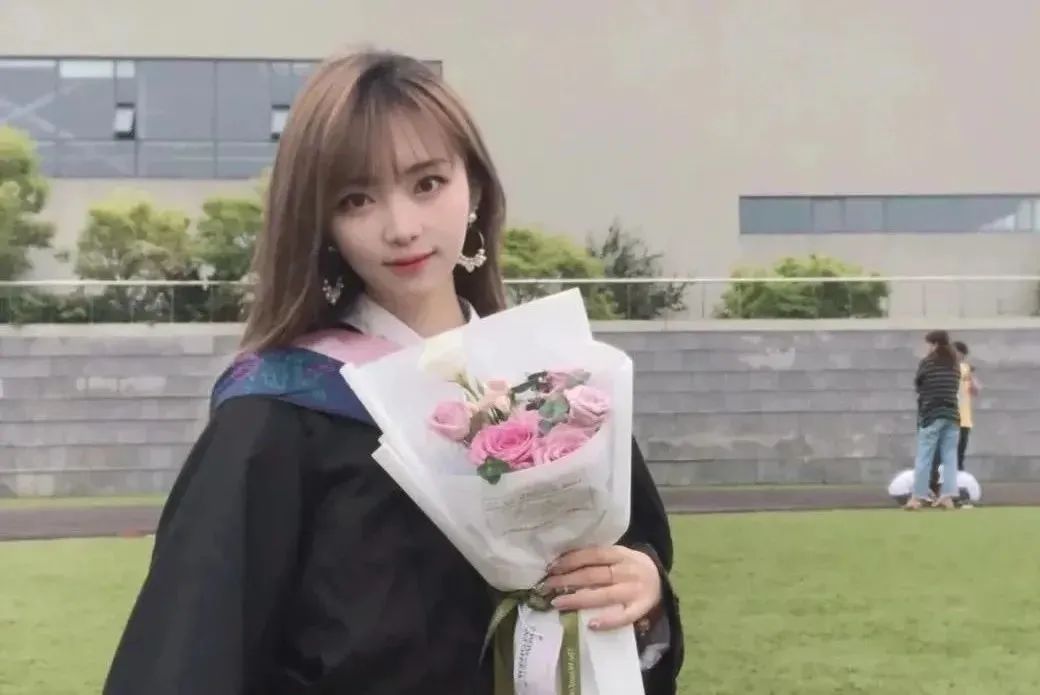 國內美院學士服火出圈！月薪90k的服裝設計師成“香餑餑”！