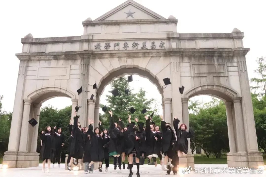 國內美院學士服火出圈！月薪90k的服裝設計師成“香餑餑”！