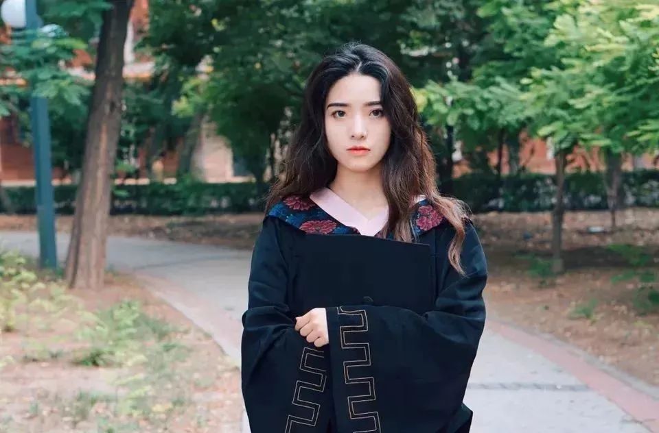 國內美院學士服火出圈！月薪90k的服裝設計師成“香餑餑”！