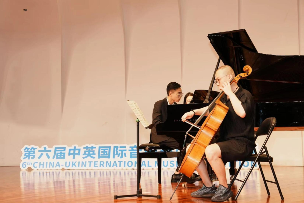 曾參加過(guò)中英國(guó)際音樂(lè)節(jié)的他，一舉拿下多所音樂(lè)名校的藝術(shù)指導(dǎo)offer！