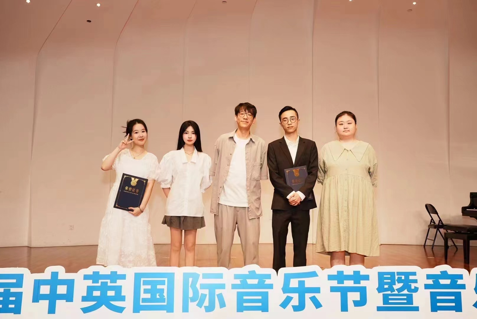 曾參加過(guò)中英國(guó)際音樂(lè)節(jié)的他，一舉拿下多所音樂(lè)名校的藝術(shù)指導(dǎo)offer！