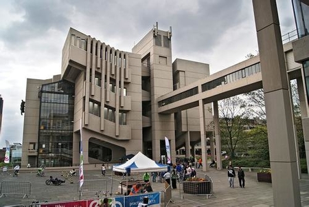 去英國利茲大學留學一年學費要多少錢？