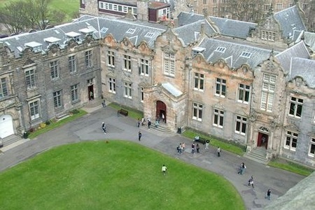 英國圣安德魯斯大學研究生學費是多少？