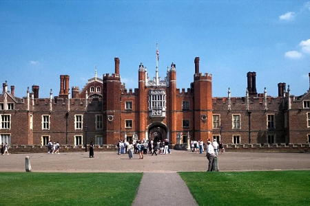 英國金斯頓大學(xué)學(xué)費(fèi)一年多少？